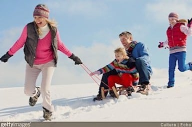 Enfants et parents pratiquant un sport en famille